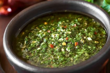 En la Argentina el chimichurri es un infaltable a la hora de adobar el lechón