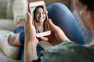 En la Argentina el día del amigo se celebró a la distancia con animaciones GIF acompañado por mensajes y videollamadas de WhatsApp, según un reporte de Telecom