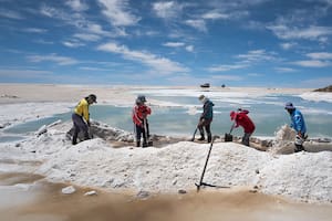 En la Argentina, el litio se encuentra en salares, disuelto en salmuera; el mineral, que se usa para las baterías, es una de las industrias que podrían impulsar la economía del país