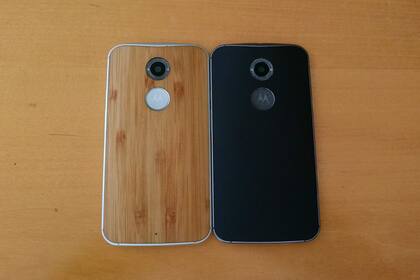 En la Argentina, el Moto X estará disponible en blanco con el dorso de madera, o en negro con la espalda de un material gris oscuro hecho con resina