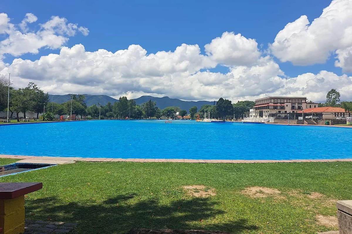 Onde fica a maior piscina do país?
