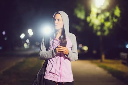 En la Argentina, seis de cada 10 mujeres dicen sentirse inseguras al caminar solas de noche por el propio barrio en el que viven