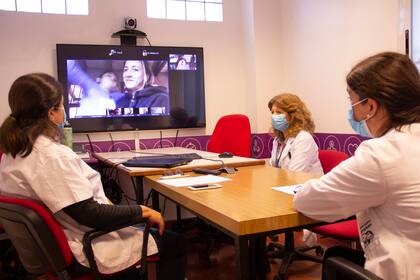 En la Argentina. Un equipo de médicas del hospital Garrahan atiende una consulta en forma virtual: la institución practica la telemedicina desde hace varios años