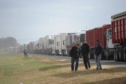 En la autopista Rosario-Buenos Aires, a la altura de Theobald, entre San Nicolás y Villa Constitución, hay decenas de camiones parados por un corte de los transportistas