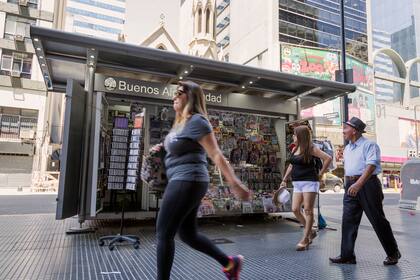 En la avenida Corrientes al 700 se encuentra uno de los puestos de diario que forman parte de la renovación urbana