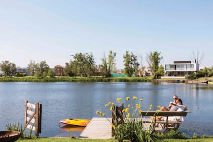 En la bajada a la laguna se hizo un muelle de madera con un banco esquinero (Las Marinas).