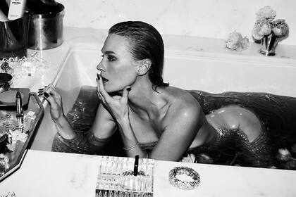 En la bañera, la actriz posó para la publicación y dejó ver su costado más explosivo