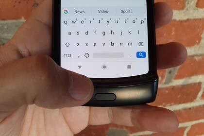 En la barbilla está el sensor de huellas digitales, el parlante y el conector USB-C del Moto Razr, pero no interfiere en el uso de los botones inferiores de Android