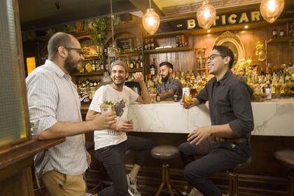 En la barra de Boticario, Diego Gerez disfruta de un cocktail en este entorno vintage
