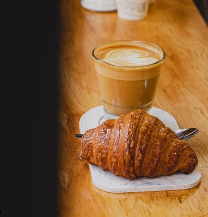 En la barra de Sippin pueden degustarse diferentes variedades de café y combinarlas con cookies, croissants, budines y otras dulzuras.