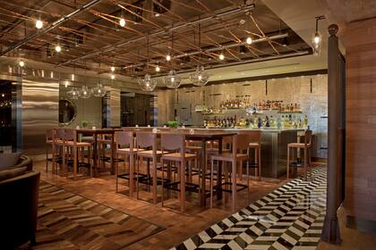 En la barra, en mesas altas, en sillones, en boxes privados: las distintas opciones de disfrute en el bar del Four Seasons.