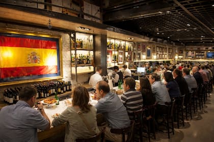 En la barra "se genera una dinámica natural con quienes están al lado, con el equipo del salón y con el movimiento del restaurante", aseguran desde el restó