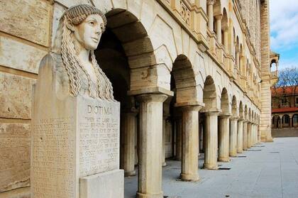 En la base de este busto de Diotima están escritas frases que se le atribuyen a ella en diálogo con Sócrates