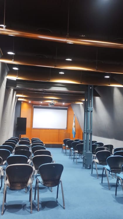 En la base de la cúpula funciona hoy un auditorio para 80 personas en el que todas las semanas se hacen reuniones científicas