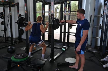 En la base del aparato para hacer sentadillas se puede ver la pantalla del encoder lineal, que mide la velocidad y desplazamiento de una carga en el entrenamiento de los Pumas