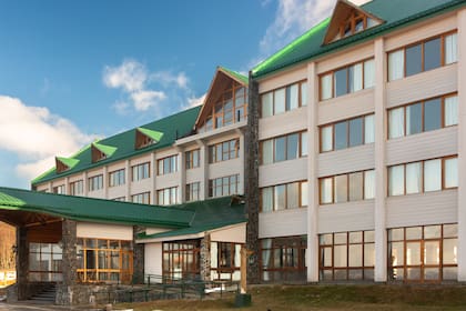 En la base del Glaciar Martial, el hotel es una imagen icónica de la ciudad