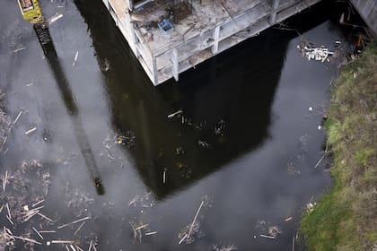 En la base del predio, el agua acumulada rodea parte de la estructura de hormigón