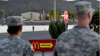 En la base, en la que hay hasta un McDonald''s, trabajan 5.394 personas, entre civiles y militares