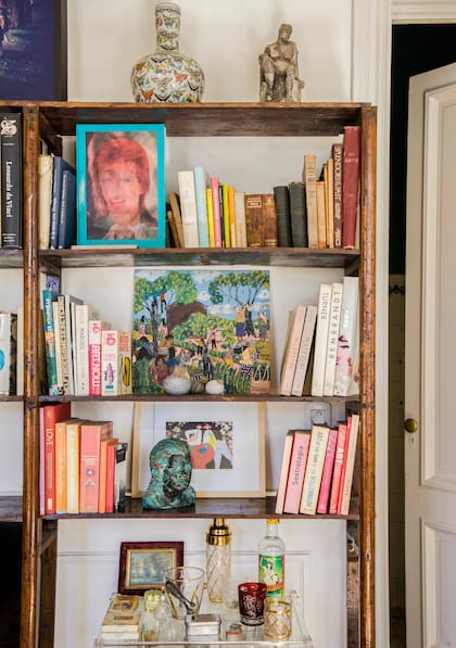 En la biblioteca del living, los libros conviven con una escultura en bronce de su hija, hecha por su padre, el artista Leo Trombetta, una pintura de la misión chaqueña hecha por Emilia Ferreyra y otros objetos que aprecia.
