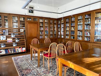 En la biblioteca hay varias primeras ediciones de escritores argentinos que se preservan detrás de paneles de vidrio