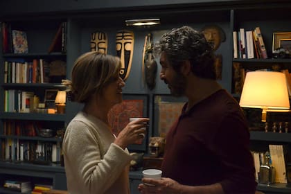 En la biblioteca, las máscaras, los libros y los cuadros hablan de los viajes y los intereses culturales de la pareja conformada por Morán y Darín. La paleta oscura le da un clima más íntimo y destaca cada uno de los elementos.