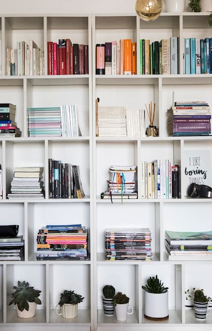 En la biblioteca, macetitas (Uga Objetos) y tazas con suculentas.