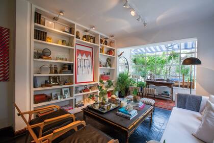 En la biblioteca, que fue hecha a medida para su departamento anterior, asoman distintos objetos a los que les guarda cariño, como el cuadro que un amigo le trajo de Vietnam, o las esculturas de gres que hizo él mismo.