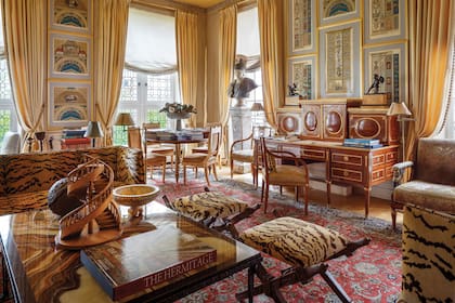 En la biblioteca se destaca una composición de grabados de las Logias Vaticanas de Rafael. Fueron grabadas y acuareladas a mano por Giovanni Ottaviani, basándose en dibujos de Pietro Camporesi y Gaetano Savorelli, en Roma, a finales del siglo XVIII. Se trata de estudios precisos y a escala de las grotescas decoraciones de Rafael de principios del siglo XVI que adornan las paredes de la Loggia di Raffaello en el Palacio del Vaticano. El escritorio escalonado neoclásico ruso procede de la venta de muebles del gran diseñador de moda Hubert de Givenchy. Este escritorio adornaba la magnífica mansión privada del modisto en París, el Hôtel d’Orrouer