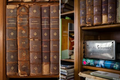 En la biblioteca se exhiben ediciones de revistas de arquitectura de los años 40 que el padre de Mónica encuadernaba en cuero