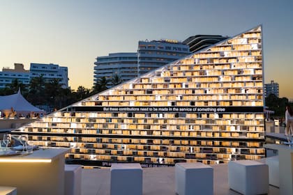 En la biblioteca se reproducen en pantallas y se escuchan citas de los libros en distintos idiomas