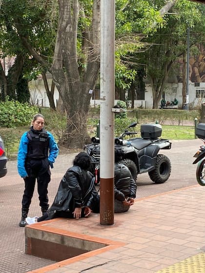 En La Boca: el director de una escuela fue atacado con una lapicera por la madre y abuela de un alumno.
