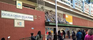La madre de un alumno atacó al director de la escuela y le clavó una birome