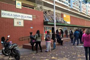 En La Boca, el director de una escuela fue atacado con una lapicera por la madre de un alumno y la abuela atacó a una secretaria