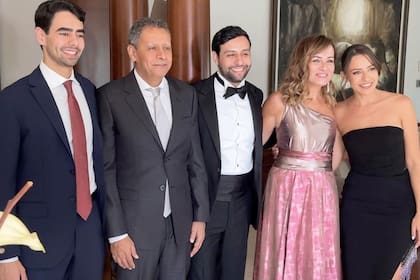 En la boda de Karim con Tamara Abusoud Mabruk –el 30 de junio de 2022–, sus otros dos hijos, Zahira y Sharif, y su ex marido, el empresario jordano Imad Shaban.