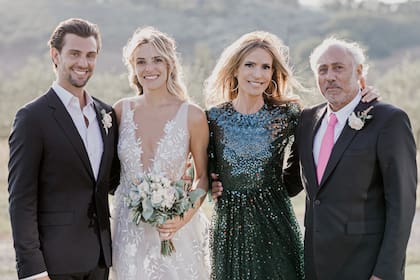 En la boda de su hija María Toscana con el británico
Xander Alari-Williams deslumbró con un Valentino de alto brillo. A su lado,
su gran amor, Gustavo Yankelevich