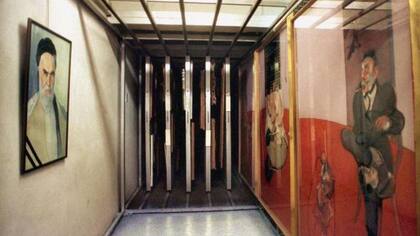 En la bóveda del sótano del MACT, un retrato del ayatolá Ruhollah Jomeiní se yuxtapone a dos obras del artista británico Francis Bacon