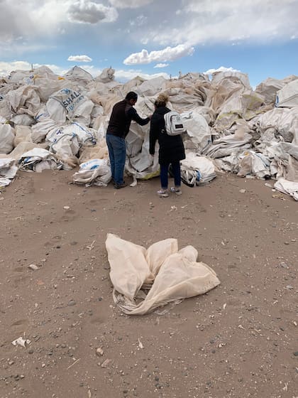 En la búsqueda de fibras encontraron en Neuquén el producto estrella: bolsones de arena que se descartan de la industria petrolera.