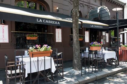 En La Cabrera el apetito se abre con una rica empanada de carne