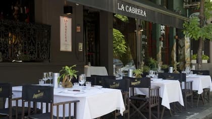 En La Cabrera vale la pena salir del menú más clásico y pedir delicias como la brochette de lomo con cebolla y morrones envuelta en panceta ahumada