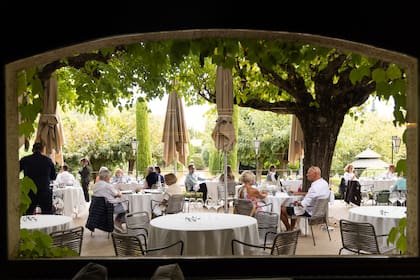 En La Cabro d’Or está la opción de almorzar debajo de los árboles.