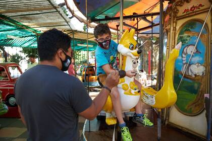 En la calesita de la Plaza 25 de Agosto, en Villa Ortúzar, la sortija sigue siendo un gran imán para los chicos