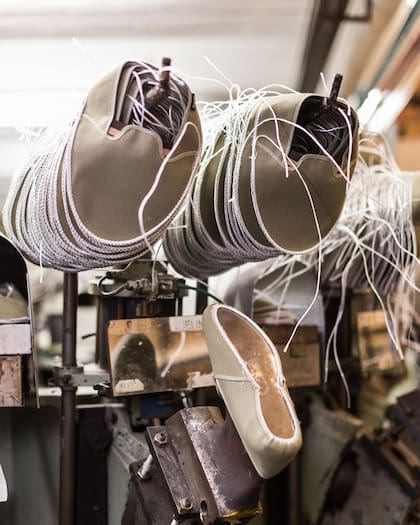 En la calesita, el calzado aparado espera por su suela.