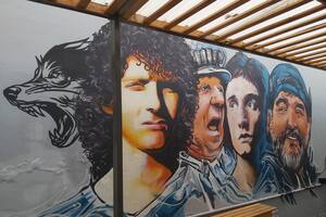 En la calle 45 entre 17 y 18, a unas cuadras del centro de la ciudad de La Plata, posan cuatro ídolos de Gimnasia. Es un mural con Pedro Troglio, Carlos Griguol, Guillermo Barros Schelotto y Diego Maradona