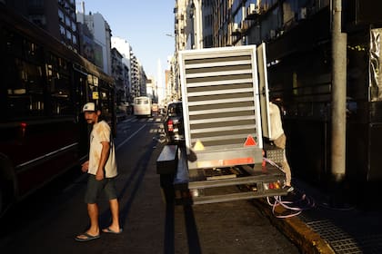 En la calle Corrientes y Uruguay, ayer, se instalaron grupos electrógenos por la persistencia de los cortes de luz