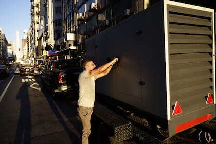 En la calle Corrientes y Uruguay se instalan grupos electrógenos ya que persisten los cortes de luz