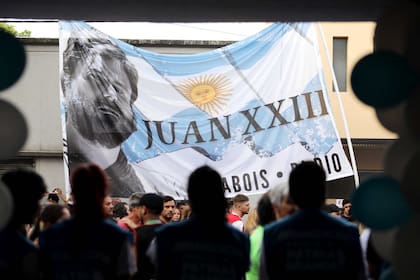 En la calle, frente al Club Platense de La Plata, hubo pancartas y militantes para apoyar la postulación de Grabois a presidente