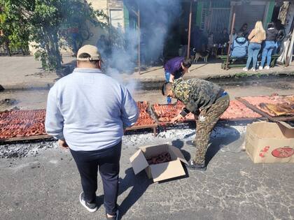 En la calle improvisaron unas parrillas donde cocinaron 1500 chorizos, 1200 hamburguesas, unos 60 kilos de paleta para sándwiches y corderos. Además, se repartieron 900 panchos