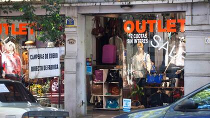 En la calle Murillo, los comercios tientan a los clientes con promociones; las calles, vacías