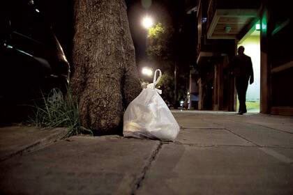 La mujer tiró por error 18.5000 dólares a la basura (imagen ilustrativa)