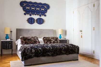 En la cama diseñada por Carlos Entenza, los almohadones y pie de cama de Aires del Sur suman carácter.